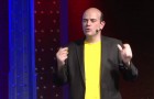 Jandro hablando sobre la creatividad en clave de humor en TEDx
